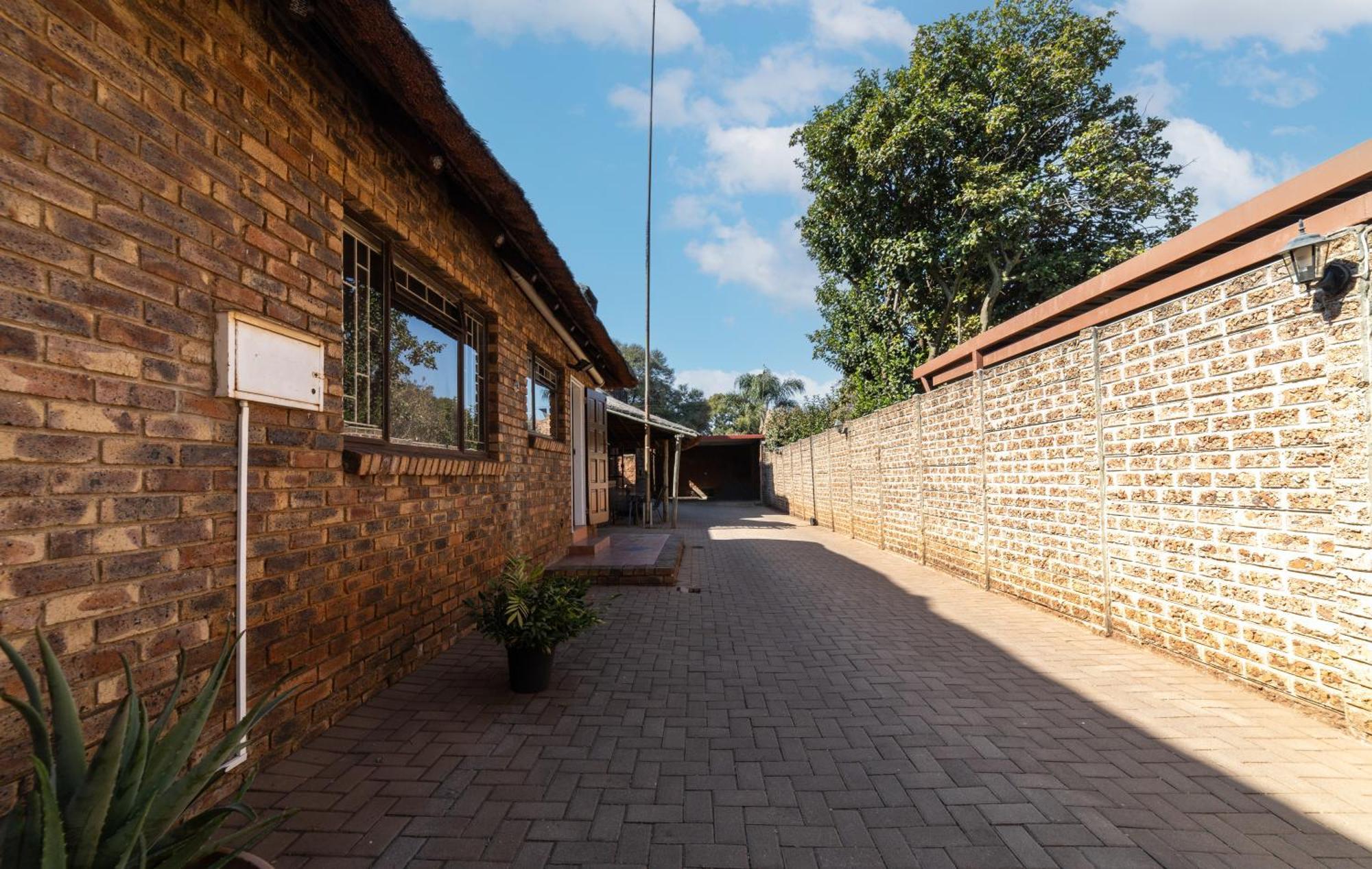 Thatch Haven Guesthouse Центуріон Екстер'єр фото